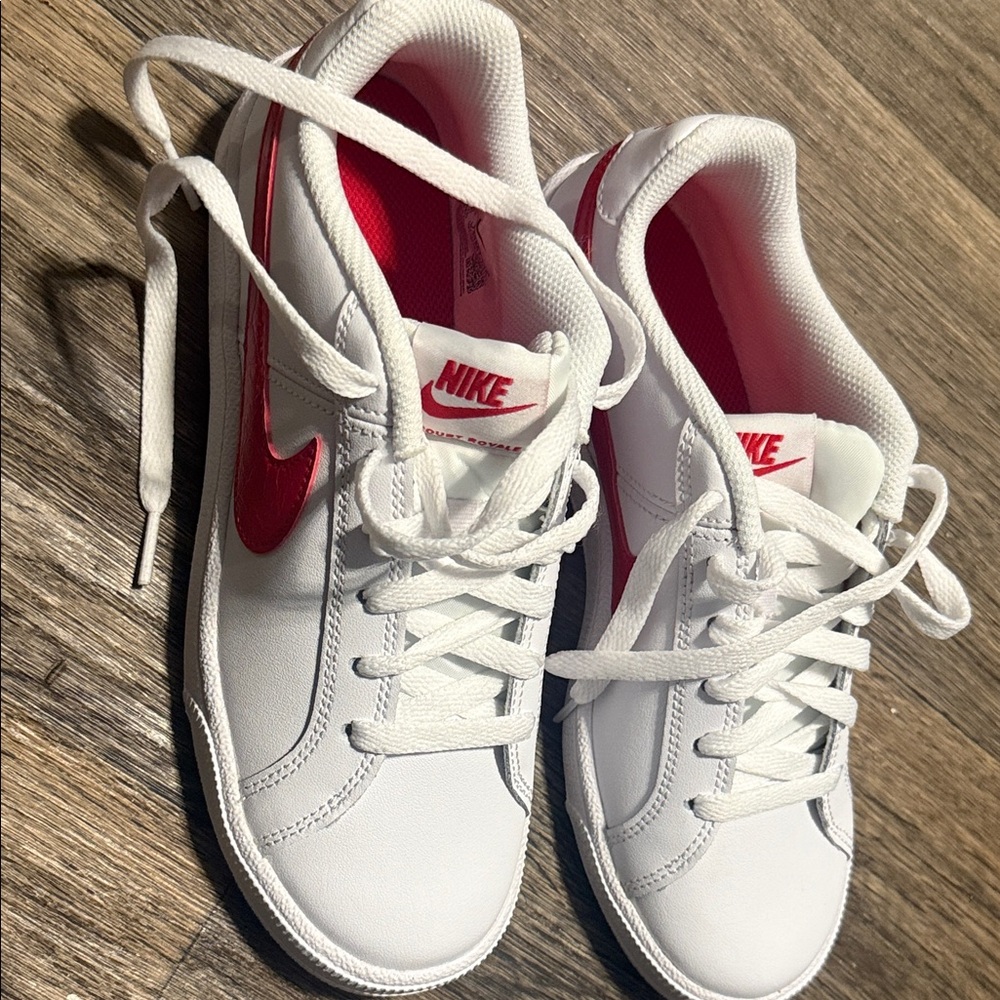 Nike court royale